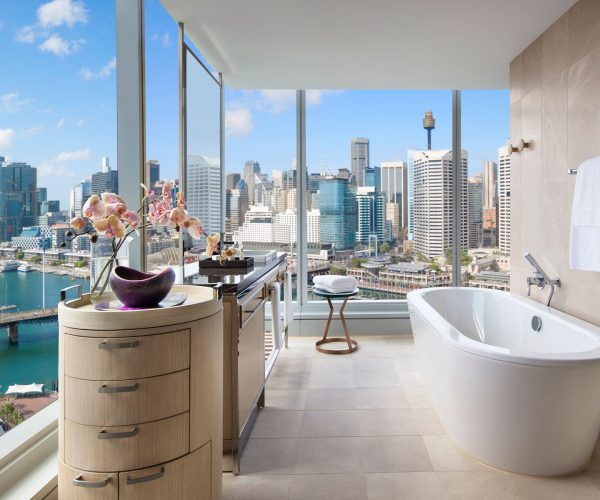 Luxury-corner-room_darling-harbour-view_bathroom2